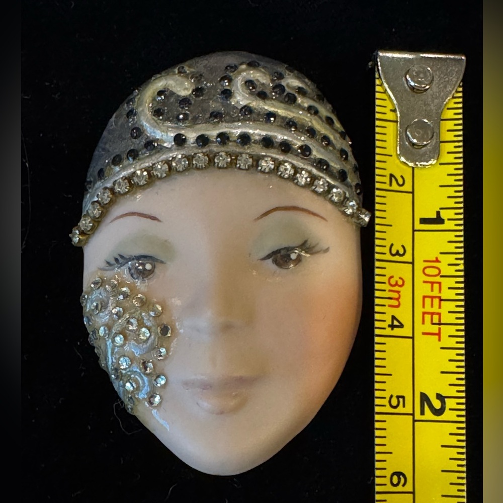 Vintage Hand Painted and Signed Porcelain Flapper‎ Girl Face Brooch - Picture 5 of 5